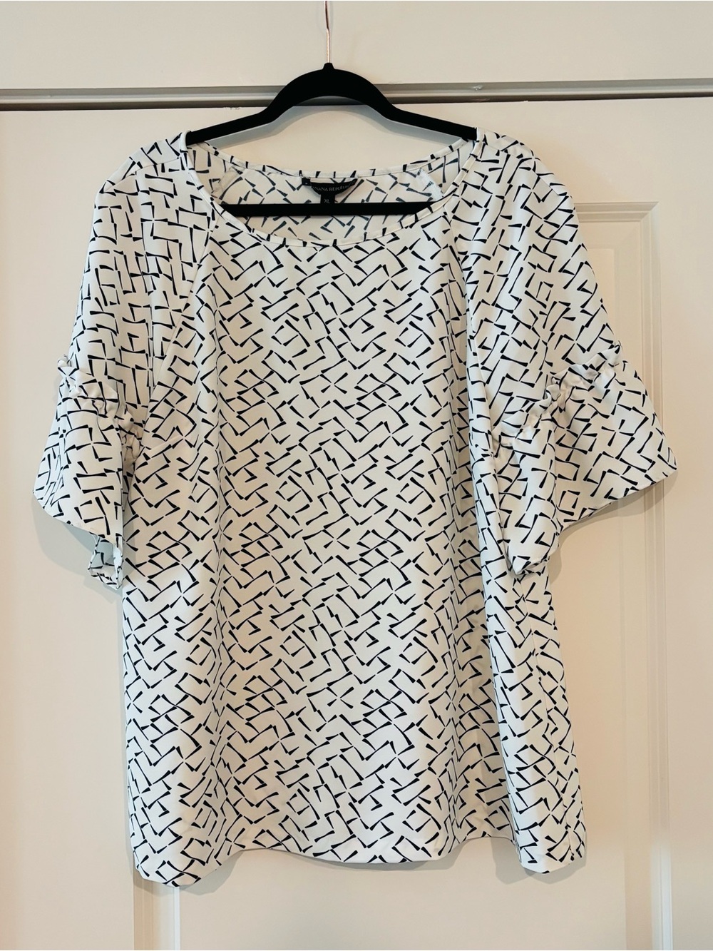 Banana Republic White/Navy Print Top. XL. Great Condition. Ruffle Detail.